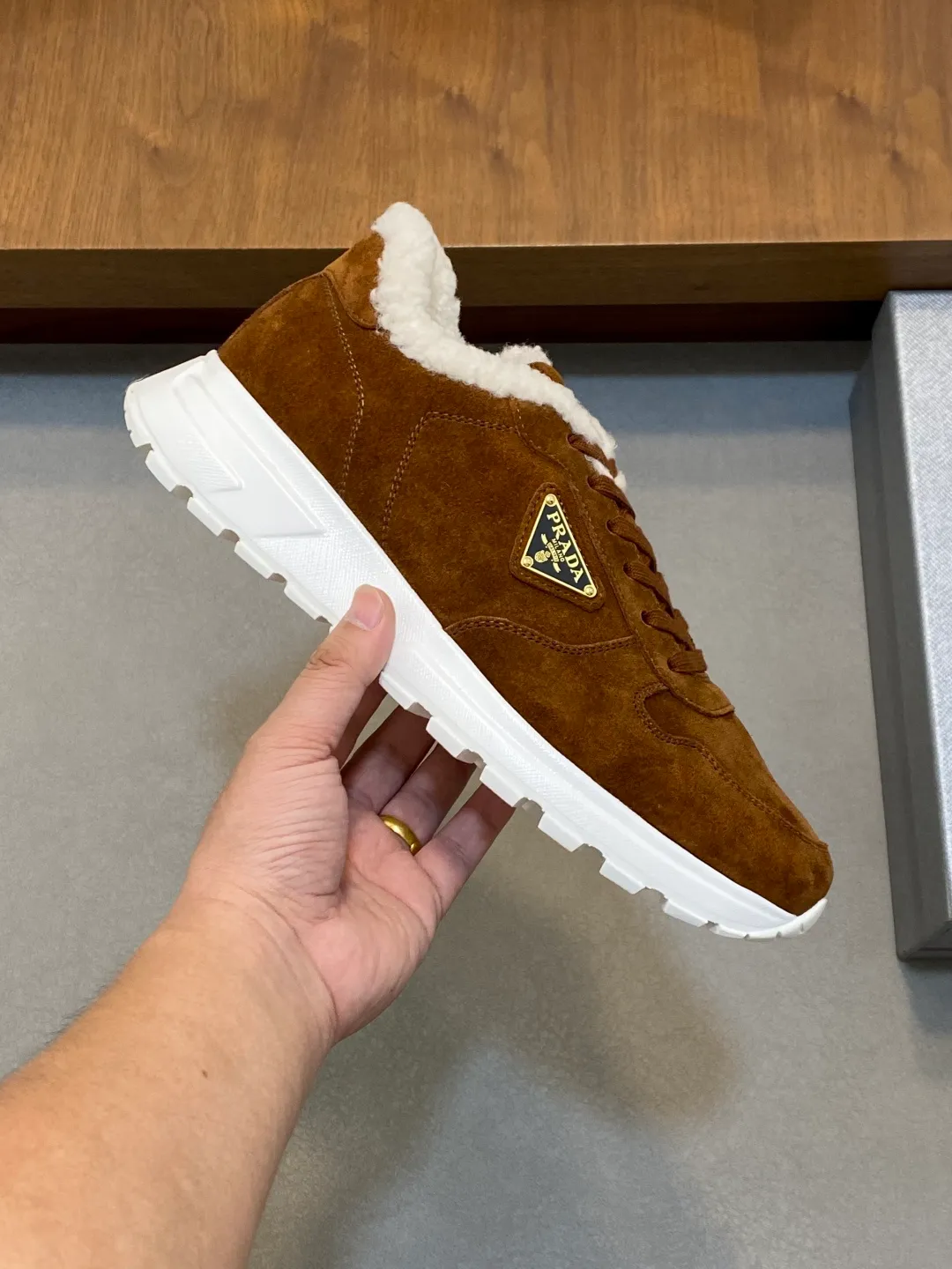 💰780 Prada/Prada Autumn and winter men's leather lace-up sneakers. Top-quality goods produced in Dongguan. Imported Nappa cowhide leather upper with raised layered design. Light and breathable, soft and comfortable. Genuine calfskin leather edging has a distinctive sporty style. The leather tongue is equipped with the classic PRADA letter red rubber label badge to fully display the brand style. The transparent air-cushion midsole is equipped with a lightweight tread rubber outsole. It is light and increased by about 4CM. The inner lining is Excellent foot feel. Comes with original packaging. 38-44 (customized at 45). Size: 39-40-41-42-43-44. Standard leather shoe size.